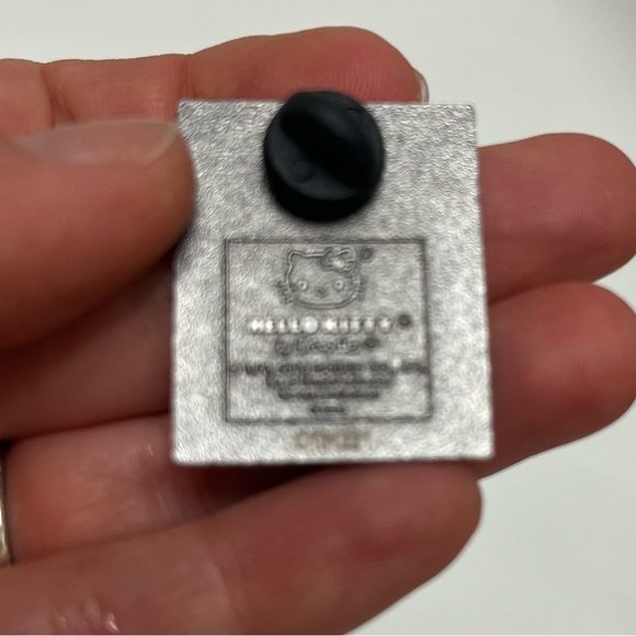 ♥️ FREE with any purchase 🙏🏽 Sanrio ⚜️❤️⚜️ Friend of the Month Pin Hello Kitty - Picture 7 of 8